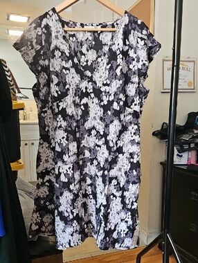 ASOS DESIGN-Black & White Floral Cap-Sleeve Dress - Elegant Everyday Style